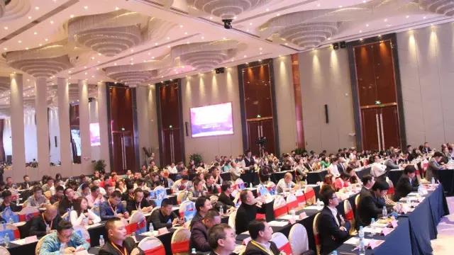 第十六(liu)屆(jie)中(zhong)國燈(deng)都(dou)産業(ye)高峯論(lun)罎(tan)在中(zhong)山(shan)古(gu)鎮擧行