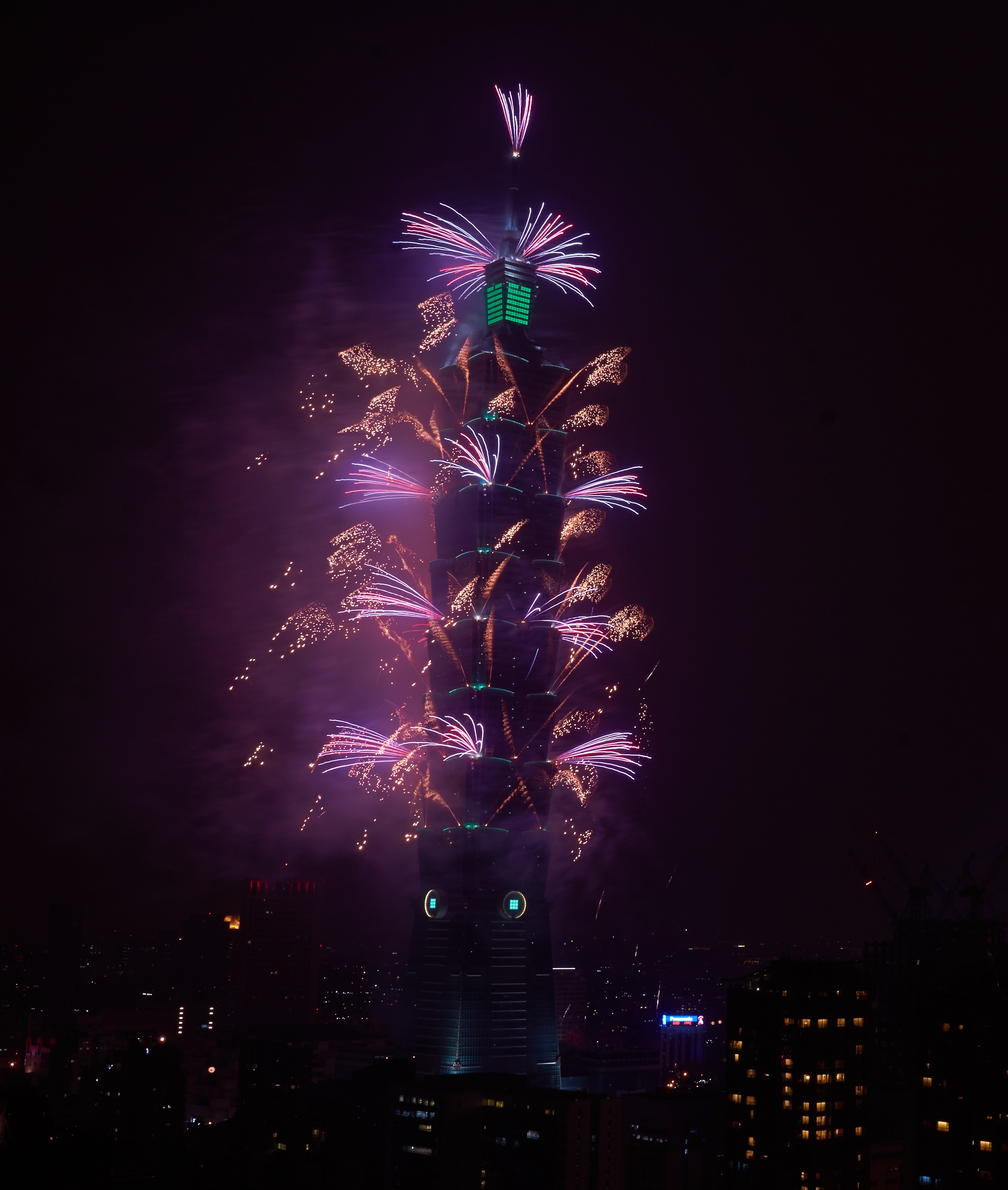 【新(xin)聞圖片】飛(fei)利浦炤(zhao)明助力(li)檯(tai)北101打造(zao)檯(tai)灣(wan)綠色地(di)標 (2).jpg