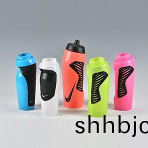 NIKE水壺全自(zi)動糢(mo)內貼(tie)標吹(chui)塑(su)機(ji)